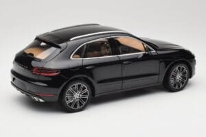 Porsche Macan Turbo 95B Black Metallic Minichamps 1:18 110062502 Metall — Bild 3 von 8