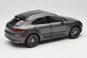 Porsche Macan Turbo 95B Grey Metallic Minichamps 1:18 110062501 Metall — Bild 3 von 8
