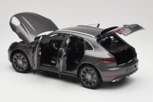 Porsche Macan Turbo 95B Grey Metallic Minichamps 1:18 110062501 Metall — Bild 5 von 8
