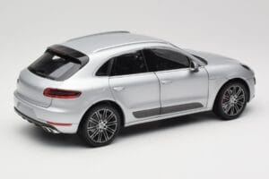 Porsche Macan Turbo 95B Silber Minichamps 1:18 110062504 Metall — Bild 3 von 8