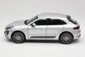 Porsche Macan Turbo 95B Silber Minichamps 1:18 110062504 Metall — Bild 4 von 8