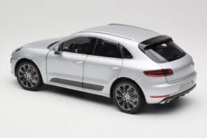 Porsche Macan Turbo 95B Silber Minichamps 1:18 110062504 Metall — Bild 5 von 8