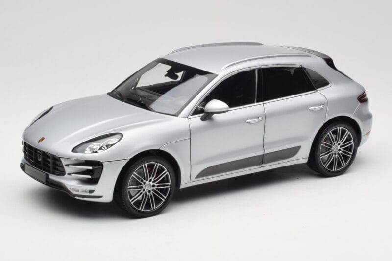 Porsche Macan Turbo 95B Silber Minichamps 1:18 110062504 Metall