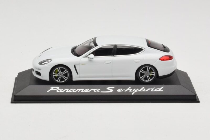 Porsche Panamera 970 S e-Hybrid Weiss Minichamps 1:43 Porsche Panamera 970 S e-Hybrid Weiss Minichamps 1:43 WAP0207200E Metall