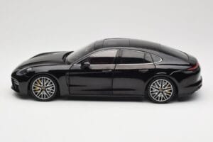 Porsche Panamera 971 Turbo S Schwarz Metallic Minichamps 1:18 113061076 Metall — Bild 4 von 8