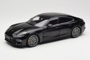 Porsche Panamera 971 Turbo S Schwarz Metallic Minichamps 1:18 113061076 Metall