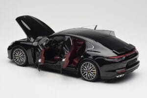 Porsche Panamera 971 Turbo S Schwarz Metallic Minichamps 1:18 113061076 Metall — Bild 5 von 8