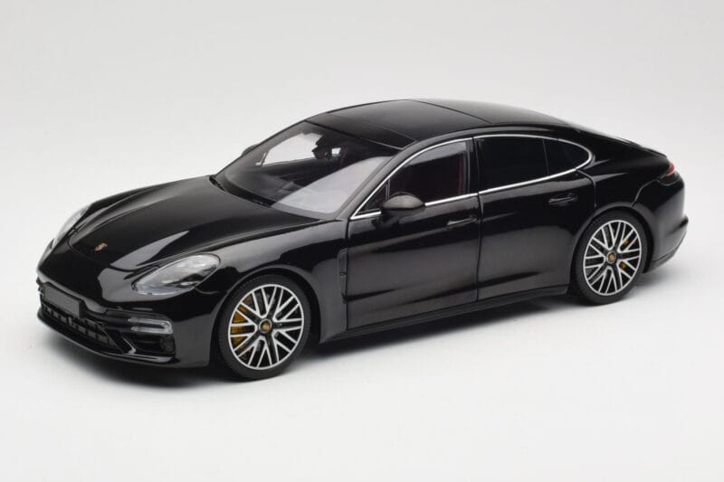 Porsche Panamera 971 Turbo S Schwarz Metallic Minichamps 1:18 113061076 Metall