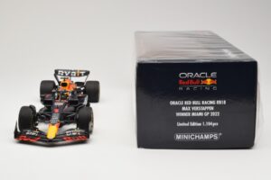 Red Bull Racing RB18 #1 M. Verstappen Winner Miami GP 2022 Minichamps 1:18 110220501 Metall — Bild 6 von 6