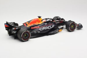 Red Bull Racing RB19 #1 M. Verstappen Winner Spanish GP 2023 Minichamps 1:18 110230801 Metall — Bild 2 von 6
