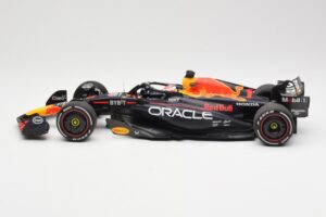 Red Bull Racing RB19 #1 M. Verstappen Winner Spanish GP 2023 Minichamps 1:18 110230801 Metall — Bild 3 von 6