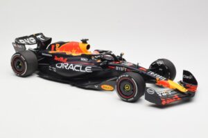 Red Bull Racing RB19 #1 M. Verstappen Winner Spanish GP 2023 Minichamps 1:18 110230801 Metall — Bild 4 von 6