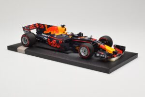 Red Bull Racing Tag Heuer RB13 #3 D. Ricciardo 3rd Place Malaysian GP 2017 Minichamps 1:18 117171503 Metall — Bild 4 von 6