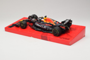 Red Bull RB18 #1 M. Verstappen Oracle Red Bull Racing Japanese Grand Prix Winner World Champion 2022 Minichamps 1:18 11322280 — Bild 5 von 7