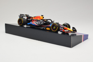Red Bull RB19 #1 M. Verstappen Oracle Red Bull Racing United States Grand Prix Winner World Champion 2023 Minichamps 1:18 113 — Bild 4 von 7