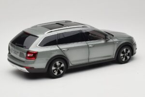 Skoda Octavia Mk4 Combi Grün Paudi Model 1:18 ZMR000005GRU Metall — Bild 3 von 8