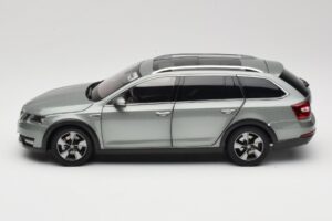 Skoda Octavia Mk4 Combi Grün Paudi Model 1:18 ZMR000005GRU Metall — Bild 4 von 8