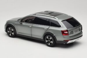 Skoda Octavia Mk4 Combi Grün Paudi Model 1:18 ZMR000005GRU Metall — Bild 7 von 8
