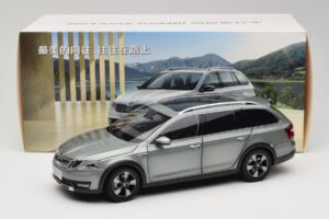 Skoda Octavia Mk4 Combi Grün Paudi Model 1:18 ZMR000005GRU Metall — Bild 8 von 8