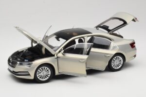 Skoda Superb Mk3 Gold Paudi Model 1:18 ZSS000006GOLD Metall — Bild 2 von 8