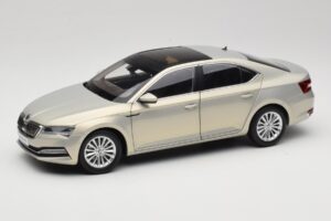 Skoda Superb Mk3 Gold Paudi Model 1:18 ZSS000006GOLD Metall