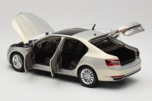 Skoda Superb Mk3 Gold Paudi Model 1:18 ZSS000006GOLD Metall — Bild 5 von 8