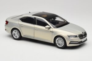 Skoda Superb Mk3 Gold Paudi Model 1:18 ZSS000006GOLD Metall — Bild 6 von 8