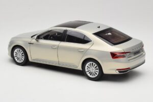 Skoda Superb Mk3 Gold Paudi Model 1:18 ZSS000006GOLD Metall — Bild 7 von 8