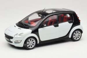 Smart Forfour Weiß Kyosho 1:18 0019141V001C01Q00 Metall