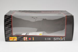 Smart Fortwo Schwarz & Weiss Maisto 1:18 56045 Metall — Bild 3 von 3
