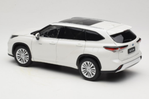 Toyota Highlander XU70 Weiß OEM 1:18 26071-2011 Metall — Bild 7 von 8