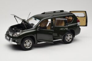 Toyota Land Cruiser Prado J150 Grün Paudi Model 1:18 623132-GR Metall — Bild 2 von 8
