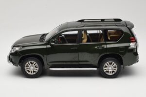 Toyota Land Cruiser Prado J150 Grün Paudi Model 1:18 623132-GR Metall — Bild 4 von 8