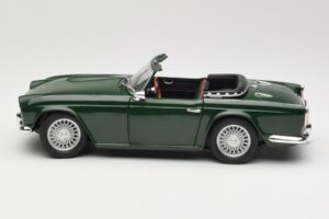 Triumph TR4 British Racing Green Revell 1:18 08827-T1 Metall — Bild 4 von 8
