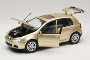 Volkswagen Golf Mk5 Light Bronze Metallic Bburago 1:18 09930201W Metall — Bild 2 von 8