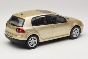 Volkswagen Golf Mk5 Light Bronze Metallic Bburago 1:18 09930201W Metall — Bild 3 von 8