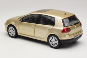 Volkswagen Golf Mk5 Light Bronze Metallic Bburago 1:18 09930201W Metall — Bild 7 von 8
