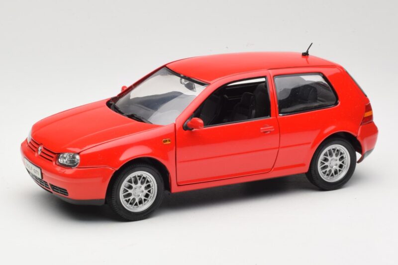 Volkswagen Golf Mk4 GTI Rot Revell 1:18 08943 Metall