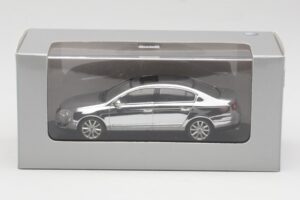 Volkswagen Passat B6 Chrome Silver 10 Years Volkswagen Magazine Minichamps 1:43 PASSAT004 Metall — Bild 4 von 4