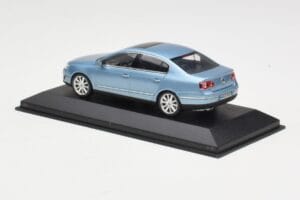 Volkswagen Passat B6 Blue Metallic Minichamps 1:43 PASSAT002 Metall — Bild 3 von 4