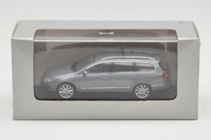 Volkswagen Passat B6 Variant Grey Metallic Minichamps 1:43 PASSAT005 Metall — Bild 4 von 4