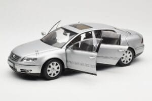 Volkswagen Phaeton D1 Silver Metallic AUTOart 1:18 79742 Metall — Bild 2 von 8