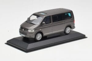 Volkswagen T5 Bus Bronze Metallic Minichamps 1:43 4039378412203 Metall — Bild 2 von 4