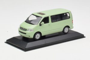 Volkswagen T5 Multivan California Limettengrün Dealer Minichamps 1:43 400052201-D1 Metall — Bild 2 von 4