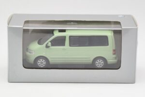 Volkswagen T5 Multivan California Limettengrün Dealer Minichamps 1:43 400052201-D1 Metall — Bild 4 von 4