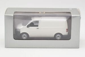 Volkswagen T5 Transporter Weiß Minichamps 1:43 T5002-B Metall — Bild 4 von 4