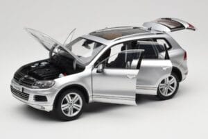 Volkswagen Touareg 7L Silver Metallic Kyosho 1:18 8821CS Metall — Bild 2 von 8