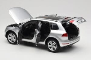 Volkswagen Touareg 7L Silver Metallic Kyosho 1:18 8821CS Metall — Bild 5 von 8