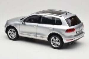 Volkswagen Touareg 7L Silver Metallic Kyosho 1:18 8821CS Metall — Bild 7 von 8