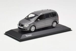 Volkswagen Touran Sport Platinum Grey Minichamps 1:43 TOURAN003 Metall — Bild 2 von 4